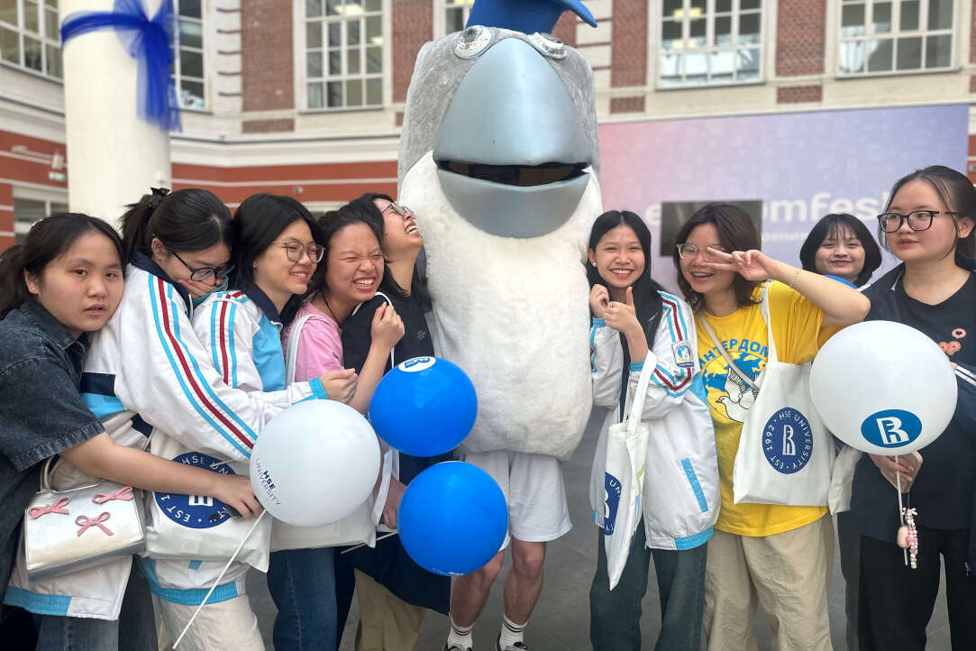 HSE University Takes School Students from Vietnam on Pokrovka Campus Tour Illustration for news: HSE University Takes School Students from Vietnam on Pokrovka Campus Tour